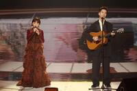 　「笑ったり転んだり」を披露するハンバート　ハンバート（撮影・石井剣太郎）