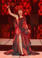 　「革命道中　－　Ｏｎ　Ｔｈｅ　Ｗａｙ」を歌うアイナ・ジ・エンド（撮影・石井剣太郎）