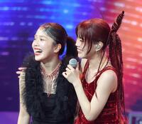 　レコード大賞ではダンサーの妹（左）と共演したアイナ・ジ・エンド＝３０日