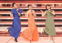 　３人で歌う（左から）河合優実、今田美桜、原菜乃華（撮影・石井剣太郎）