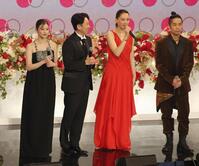 　（左から）黒いドレスに衣装替えした今田美桜、有吉弘行、綾瀬はるか、久保田利伸（撮影・石井剣太郎）