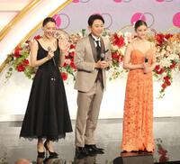 　衣装替えした（左から）綾瀬はるか、有吉弘行、今田美桜（撮影・石井剣太郎）