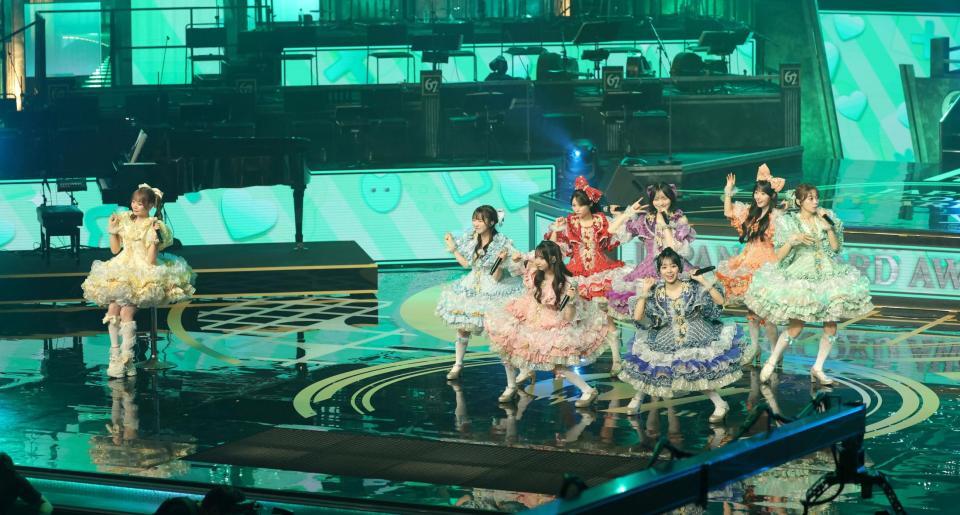 　椅子に座って歌うＣＵＴＩＥ　ＳＴＲＥＥＴの古澤里紗（左端）＝撮影・西岡正