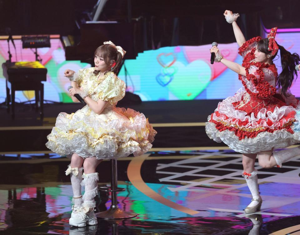 　椅子に座ってパフォーマンスするＣＵＴＩＥ　ＳＴＲＥＥＴの古澤里紗（左）＝撮影・西岡正