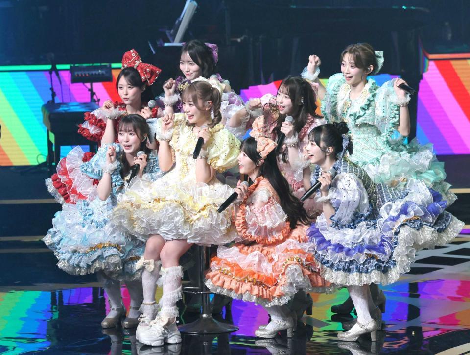 　椅子に座って歌う古澤里紗（中央）の周りに集まるＣＵＴＩＥ　ＳＴＲＥＥＴ