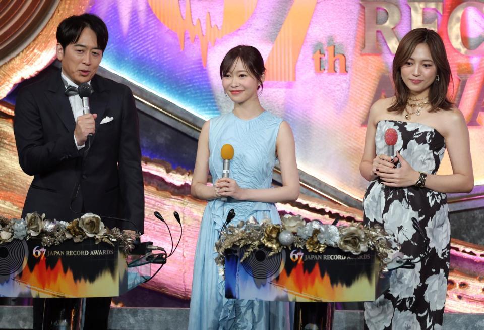 　安住紳一郎アナウンサー（左）と川口春奈（右）に囲まれる指原莉乃（撮影・西岡正）