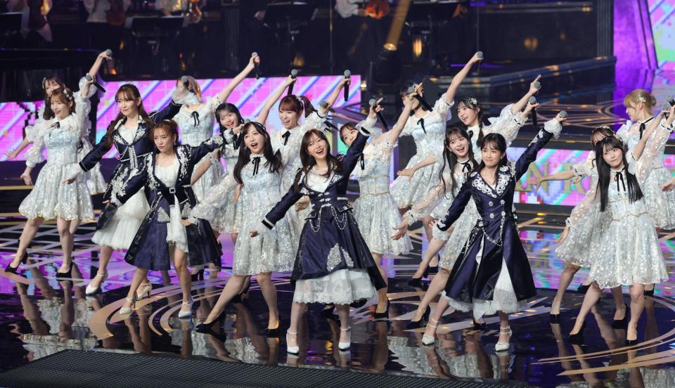 　指原莉乃（中央）らＯＧと「恋するフォーチュンクッキー」を歌うＡＫＢ４８（撮影・西岡正）