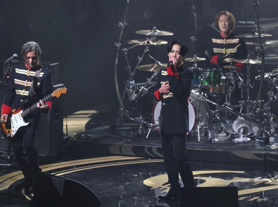 　Ｒｏｃｋｏｎ　Ｓｏｃｉａｌ　Ｃｌｕｂとコラボする亀梨和也（中央）＝撮影・西岡正