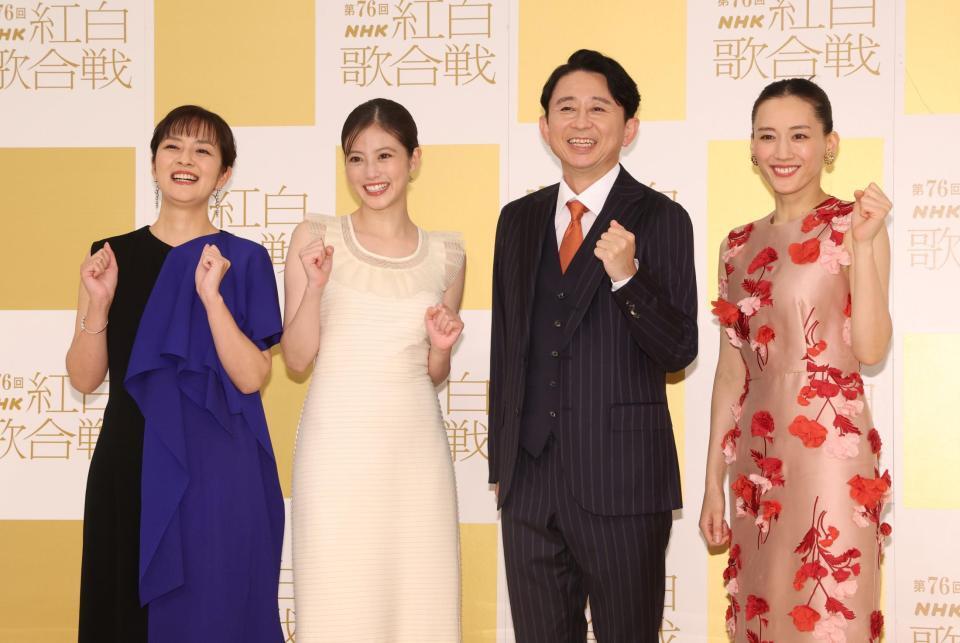 　ポーズを決める（左から）鈴木奈穂子アナウンサー、今田美桜、有吉弘行、綾瀬はるか（撮影・石井剣太郎）