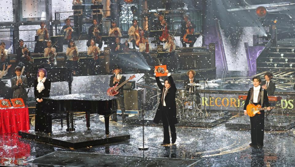 　３連覇を達成し喜ぶＭｒｓ．　ＧＲＥＥＮ　ＡＰＰＬＥの（左から）藤澤涼架、大森元貴、若井滉斗（撮影・西岡正）