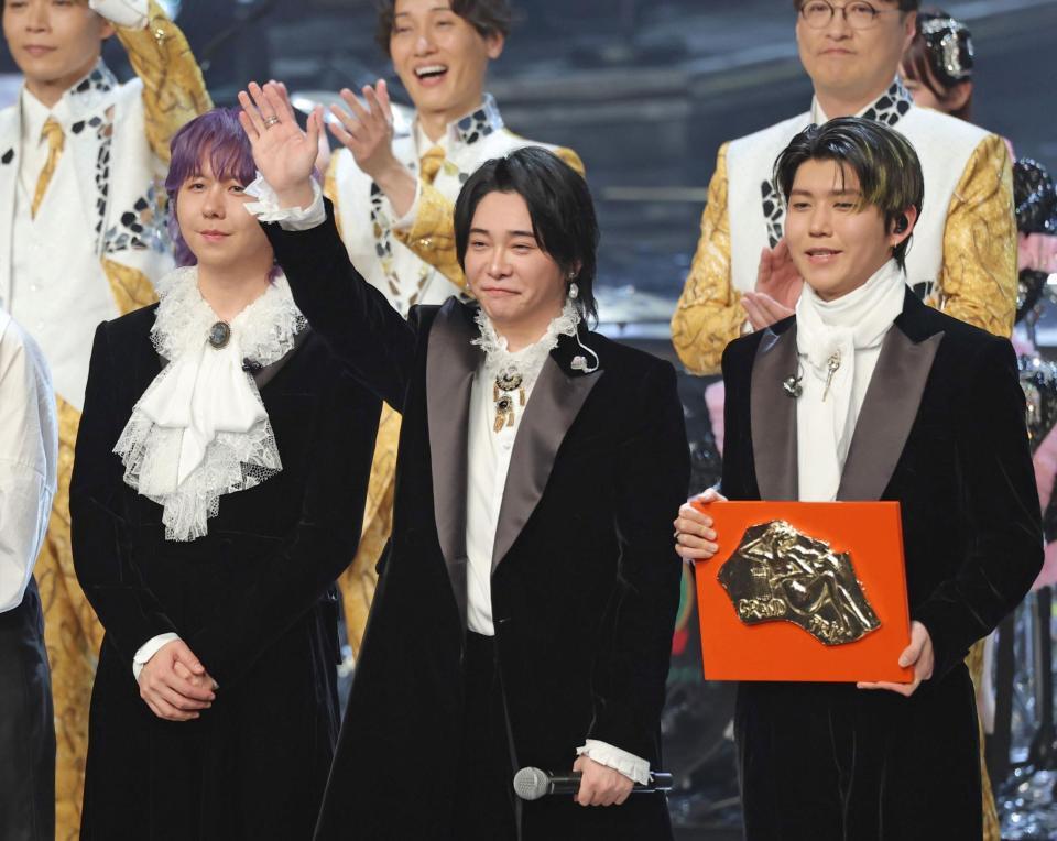 　３連覇を達成し喜ぶＭｒｓ．　ＧＲＥＥＮ　ＡＰＰＬＥの（左から）藤澤涼架、大森元貴、若井滉斗（撮影・西岡正）