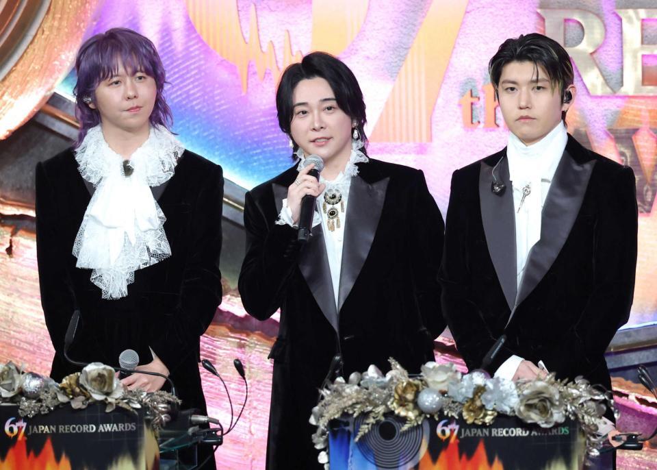 　あいさつするＭｒｓ．　ＧＲＥＥＮ　ＡＰＰＬＥの（左から）藤澤涼架、大森元貴、若井滉斗