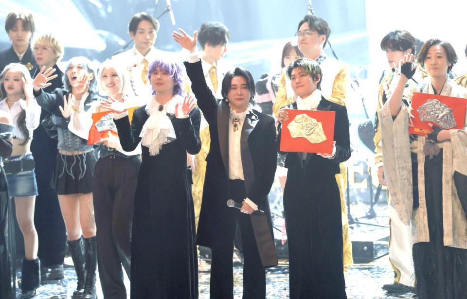 　３連覇を喜ぶＭｒｓ．　ＧＲＥＥＮ　ＡＰＰＬＥと最優秀新人賞のＨＡＮＡ（左側）＝撮影・西岡正