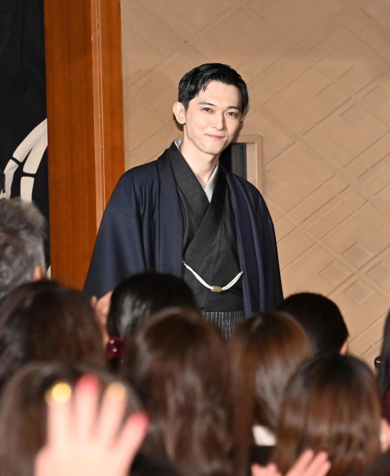 　歌舞伎座の鳥屋口から入場する吉沢亮（撮影・持木克友）