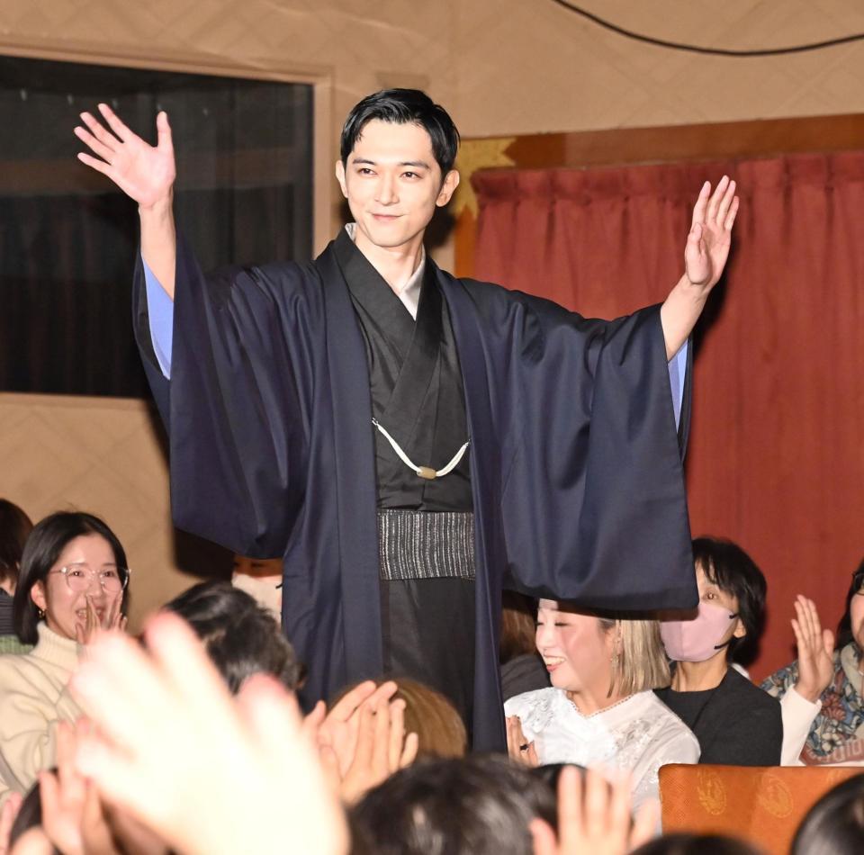 　花道を通って登壇する吉沢亮（撮影・持木克友）