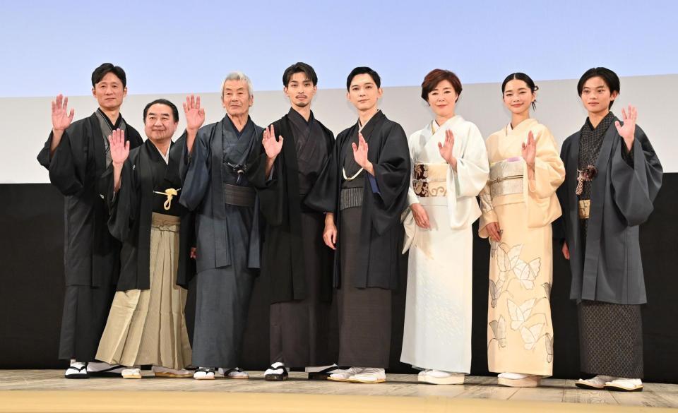 　観客に手を振る（左から）李相日監督、中村鴈治郎、田中泯、横浜流星、吉沢亮、寺島しのぶ、見上愛、黒川想矢（撮影・持木克友）