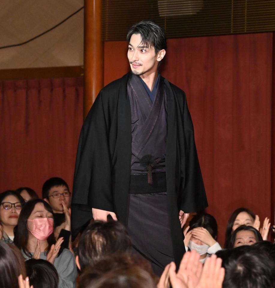 　花道を通って登壇する横浜流星（撮影・持木克友）