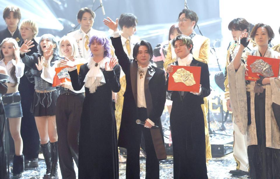 　３連覇を喜ぶＭｒｓ．　ＧＲＥＥＮ　ＡＰＰＬＥ（中央）と最優秀新人賞のＨＡＮＡ（左側）、最優秀歌唱賞の山内惠介＝３０日