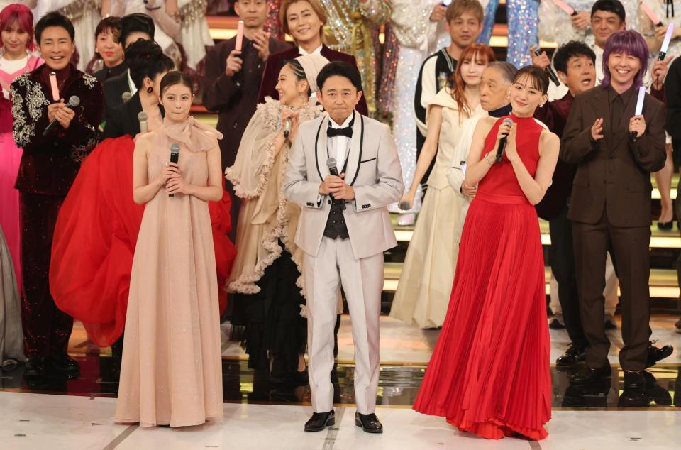　司会を務める（左から）今田美桜、有吉弘行、綾瀬はるか（撮影・石井剣太郎）