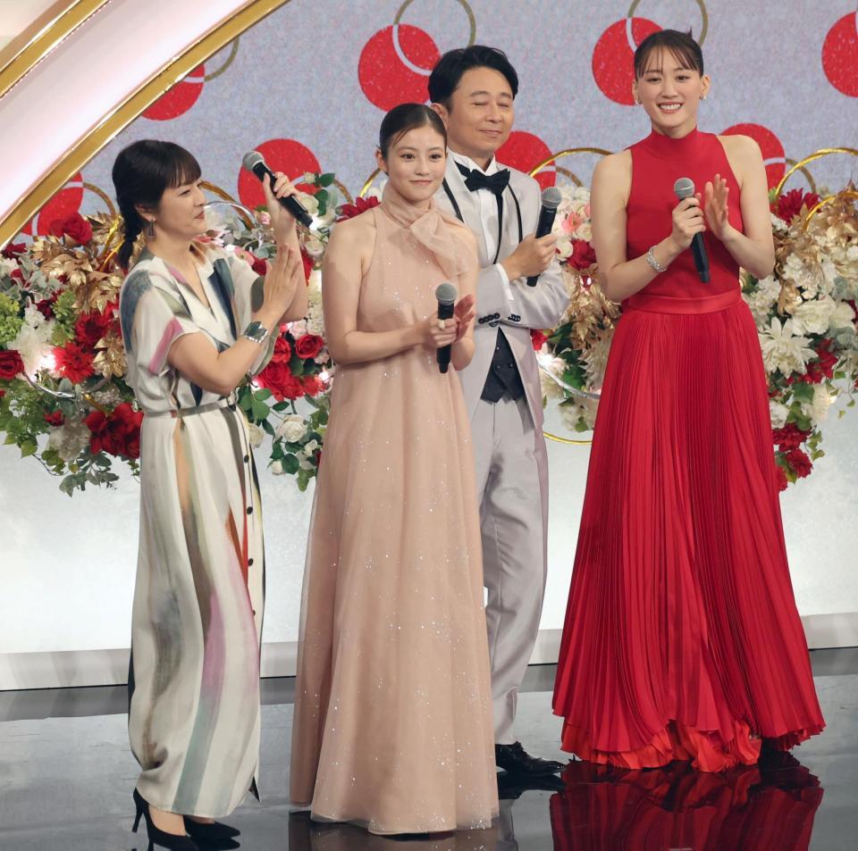 　笑顔の（左から）鈴木奈穂子アナ、今田美桜、有吉弘行、綾瀬はるか（撮影・石井剣太郎）