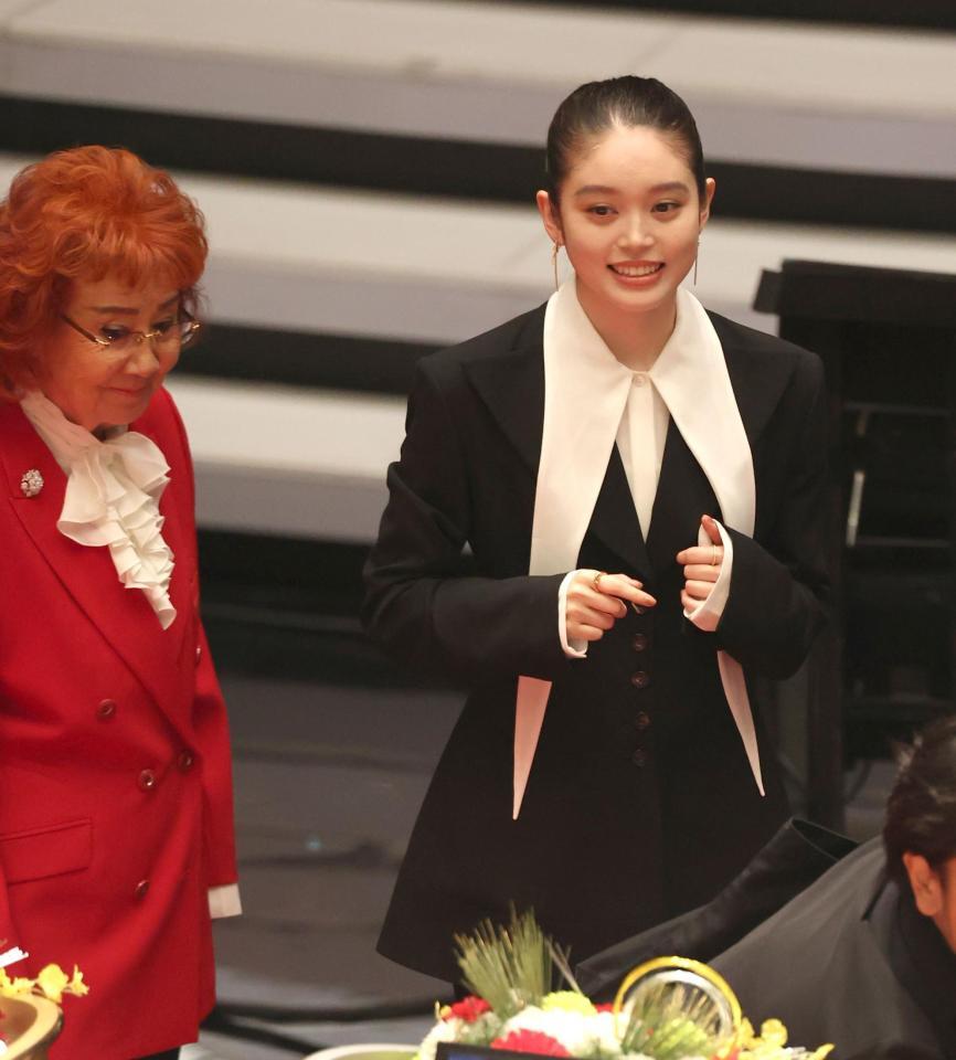 　ほほ笑む高石あかり（右）と野沢雅子（撮影・石井剣太郎）