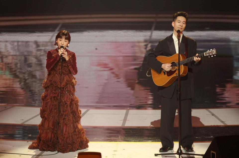 　「笑ったり転んだり」を披露するハンバート　ハンバート（撮影・石井剣太郎）