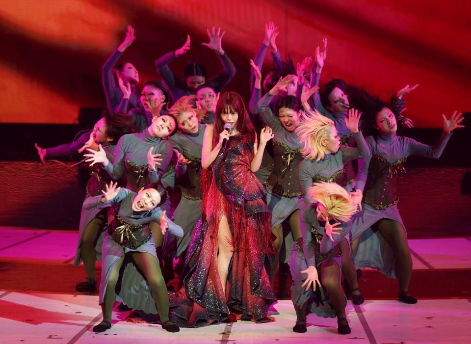 　「革命道中　－　Ｏｎ　Ｔｈｅ　Ｗａｙ」を歌うアイナ・ジ・エンド（中央）＝撮影・石井剣太郎