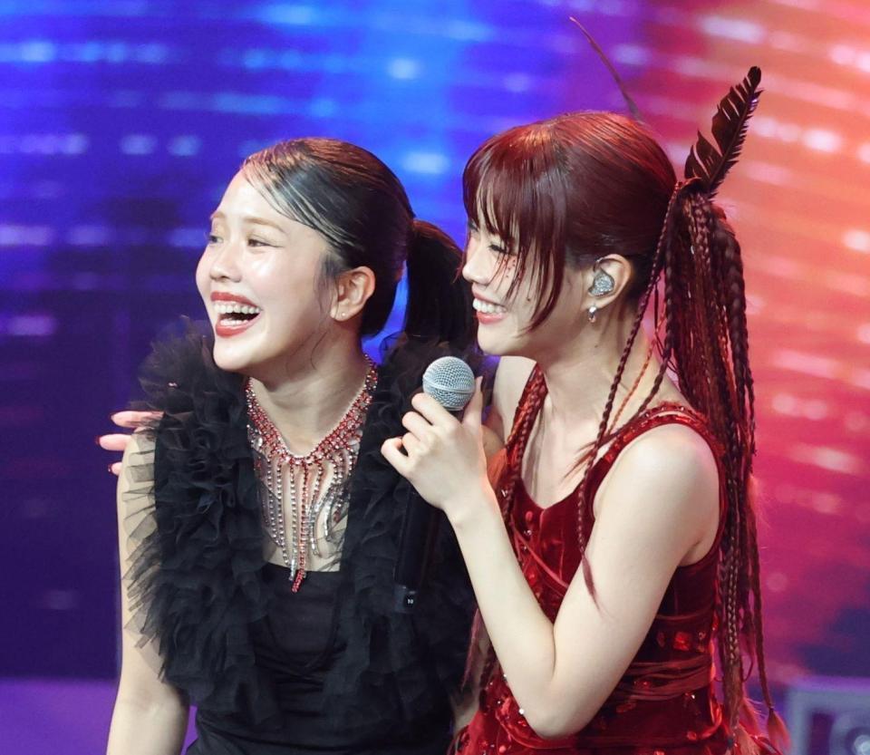 　レコード大賞ではダンサーの妹（左）と共演したアイナ・ジ・エンド＝３０日