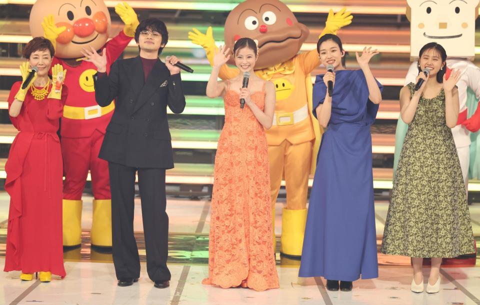 　アンパンマンらと共演した（左から）戸田恵子、北村匠海、今田美桜、河合優実、原菜乃華（撮影・石井剣太郎）