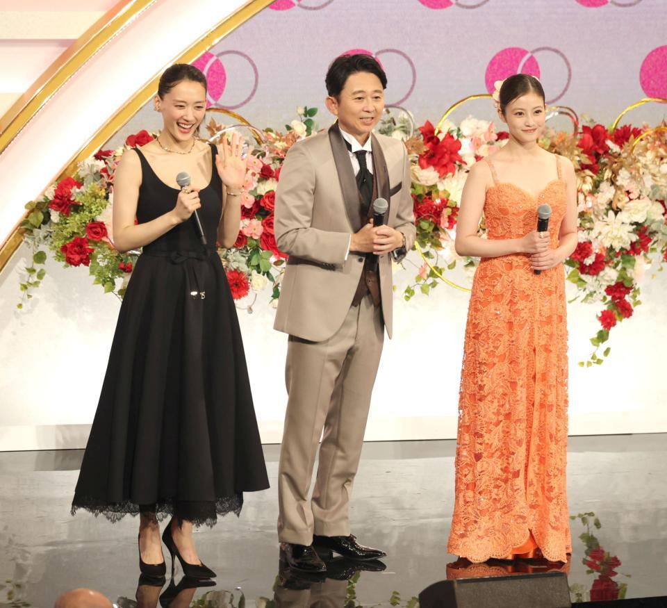 　衣装替えした（左から）綾瀬はるか、有吉弘行、今田美桜（撮影・石井剣太郎）