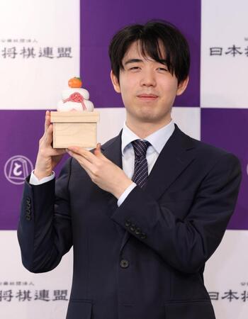 　鏡餅を手にする藤井聡太竜王（撮影・中田匡峻）