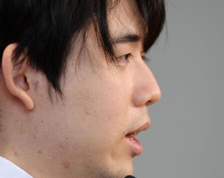 　取材に応じる藤井聡太竜王（撮影・中田匡峻）