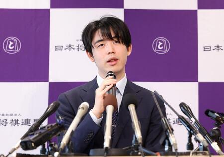 　取材に応じる藤井聡太竜王（撮影・中田匡峻）