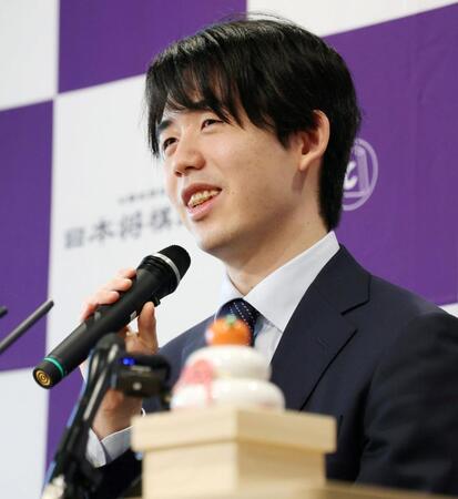 　取材に応じる藤井聡太六冠（撮影・中田匡峻）