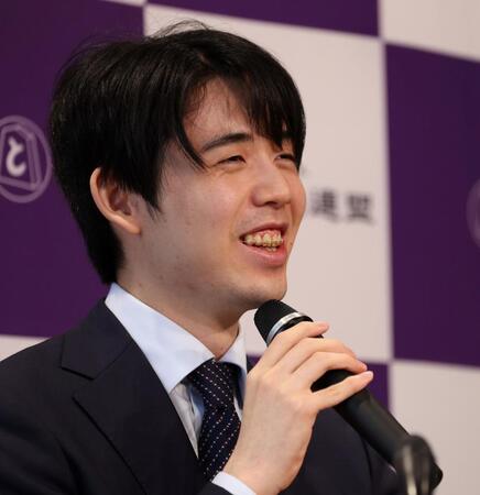 　取材に応じる藤井聡太竜王（撮影・中田匡峻）