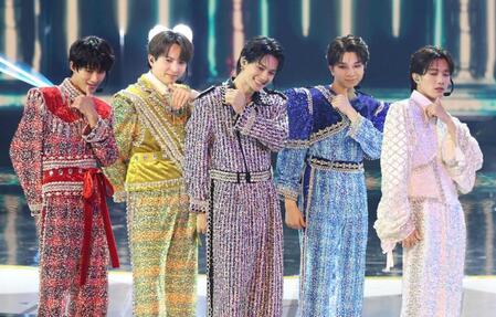 　イイじゃんポーズを決めるＭ！ＬＫ（撮影・石井剣太郎）