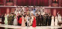 　登場した（前列左から）今田美桜、有吉弘行、綾瀬はるか、Ｍｒｓ．　ＧＲＥＥＮ　ＡＰＰＬＥ（２列目中央右側）ら（撮影・石井剣太郎）