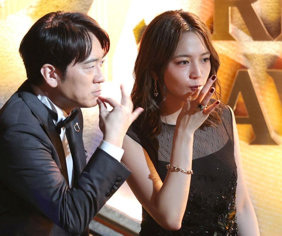 　ＩＬＬＩＴの「Ａｌｍｏｎｄ　Ｃｈｏｃｏｌａｔｅ」に合わせてポーズを決める安住紳一郎アナウンサー（左）と川口春奈＝３０日