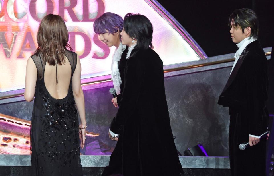 　背中が開いたドレスでＭｒｓ．　ＧＲＥＥＮ　ＡＰＰＬＥ（右）を迎える川口春奈＝３０日