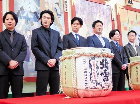 　「新春浅草歌舞伎」の鏡開きに臨んだ（左から）中村鶴松、市川染五郎、市川男寅、中村橋之助、中村莟玉、尾上左近