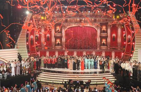 　フィナーレを迎えた紅白歌合戦（撮影・石井剣太郎）