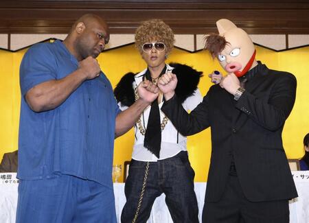 　試合をプロデュースしたＤＪ　ＯＺＭＡを挟み、にらみ合うボブ・サップ（左）とキン肉万太郎＝２００８年１２月