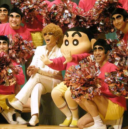 　しんちゃんと“しんさんダンサーズ”に囲まれるＤＪ　ＯＺＭＡ＝２００８年４月