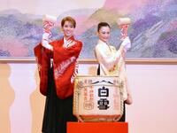 　笑顔で新春鏡開きを行った永久輝せあ（左）と星空美咲＝宝塚大劇場