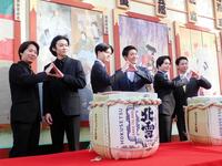 　「新春浅草歌舞伎」の鏡開きで「あさかぶポーズ」を決める（左から）中村鶴松、市川染五郎、市川男寅、中村橋之助、中村莟玉、尾上左近