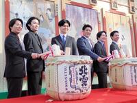 　「新春浅草歌舞伎」の鏡開きを行う（左から）中村鶴松、市川染五郎、市川男寅、中村橋之助、中村莟玉、尾上左近