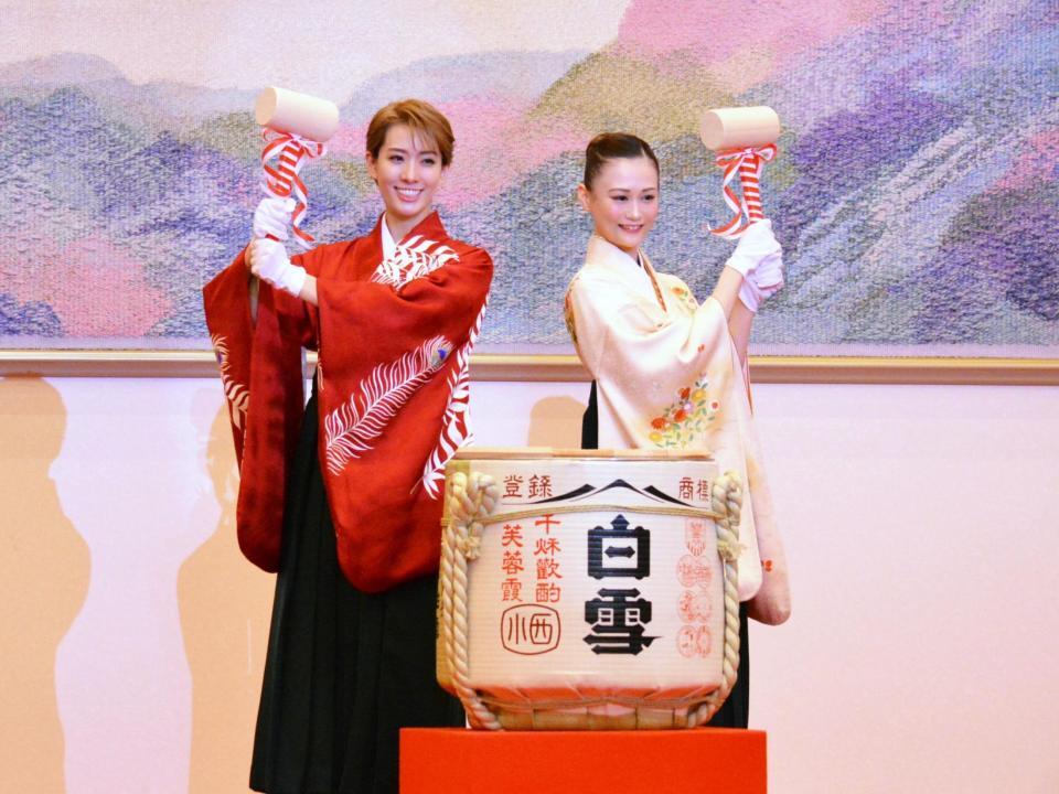 　笑顔で新春鏡開きを行った永久輝せあ（左）と星空美咲＝宝塚大劇場