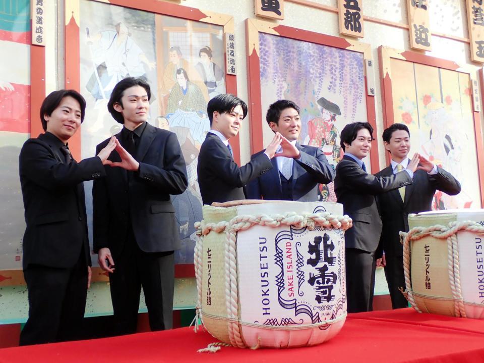 　「新春浅草歌舞伎」の鏡開きで「あさかぶポーズ」を決める（左から）中村鶴松、市川染五郎、市川男寅、中村橋之助、中村莟玉、尾上左近