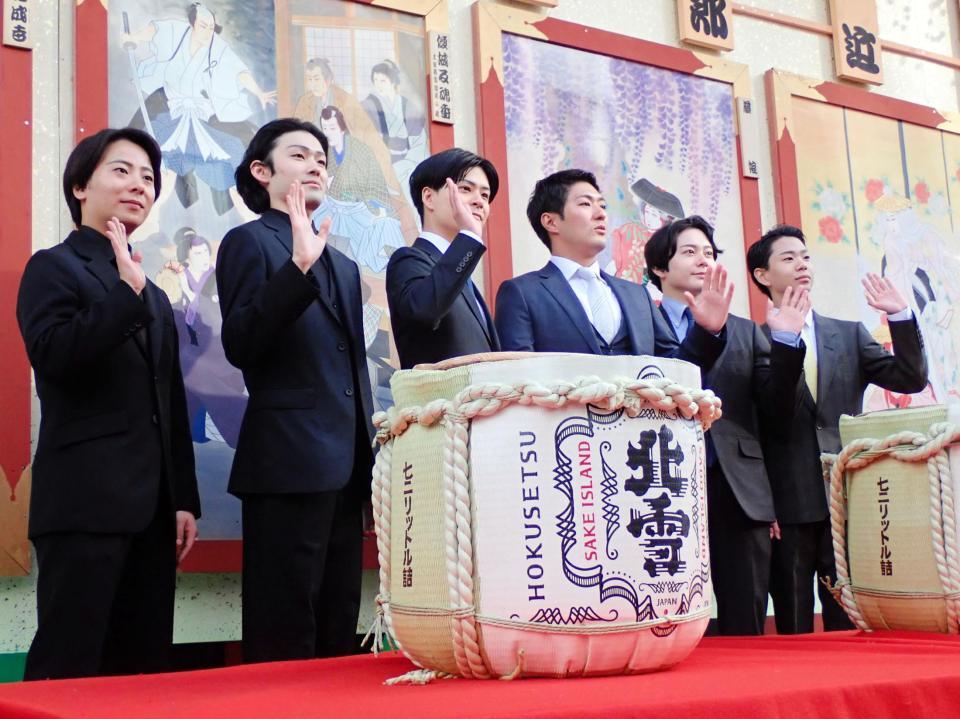 　「新春浅草歌舞伎」の鏡開きに臨んだ（左から）中村鶴松、市川染五郎、市川男寅、中村橋之助、中村莟玉、尾上左近