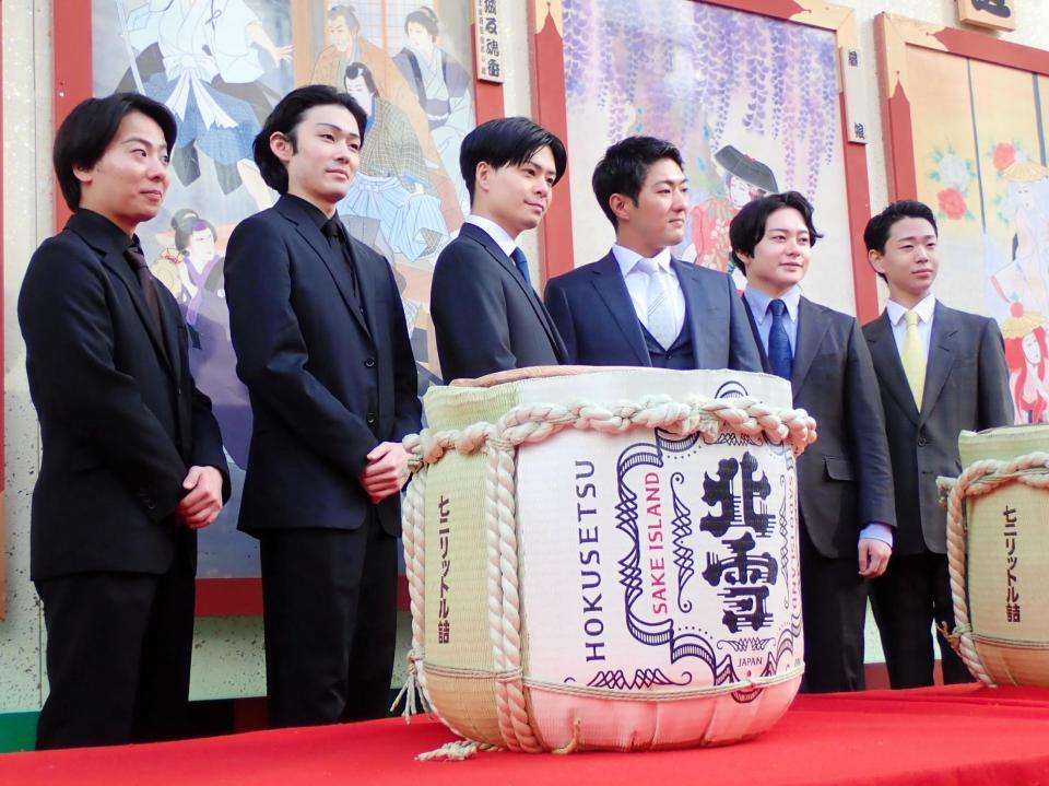 　「新春浅草歌舞伎」の鏡開きに臨んだ（左から）中村鶴松、市川染五郎、市川男寅、中村橋之助、中村莟玉、尾上左近